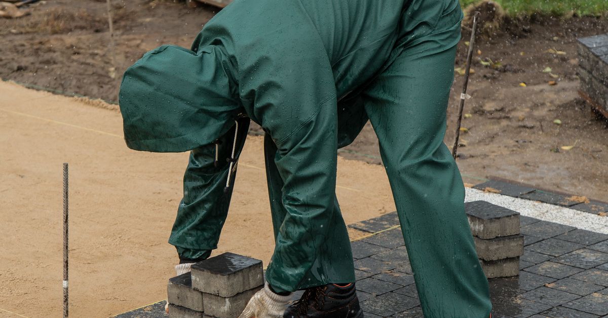 Comparing Precast vs. Poured Concrete Costs